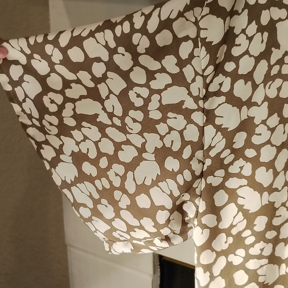 Tan Leopard / Cheetah V-neck Women's Medium Blouse With Tie Business Casual - Picture 4 of 9